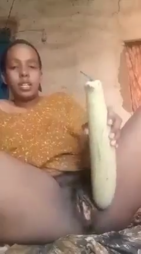 Somali girl using huge bottle guord as dildo – wasmo somali