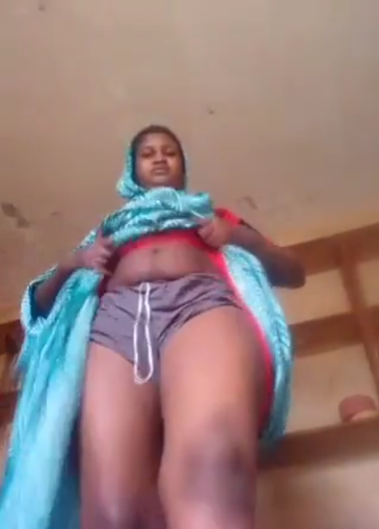 Naughty somali girl spreading her pussy on camera