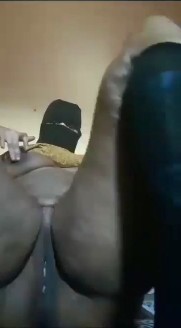 BBW somali milf spreading her pussy for ben 10 video call